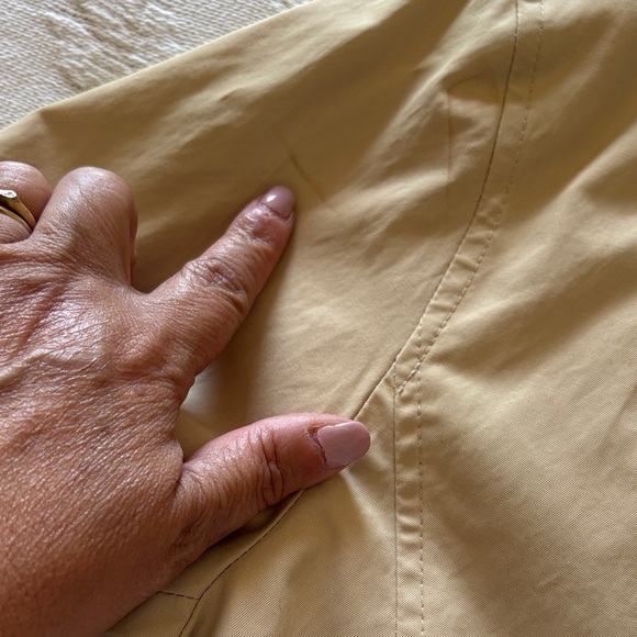 Beautiful Gently Loved Women's Tan Rain Coat with Floral Lining by Michael Kors - Picture 8 of 15